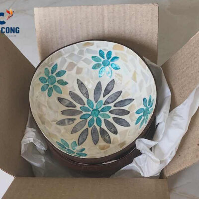 Coconut bowls with flower shape mosaic