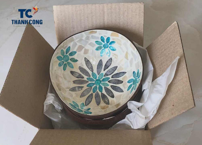 Coconut bowls with flower shape mosaic
