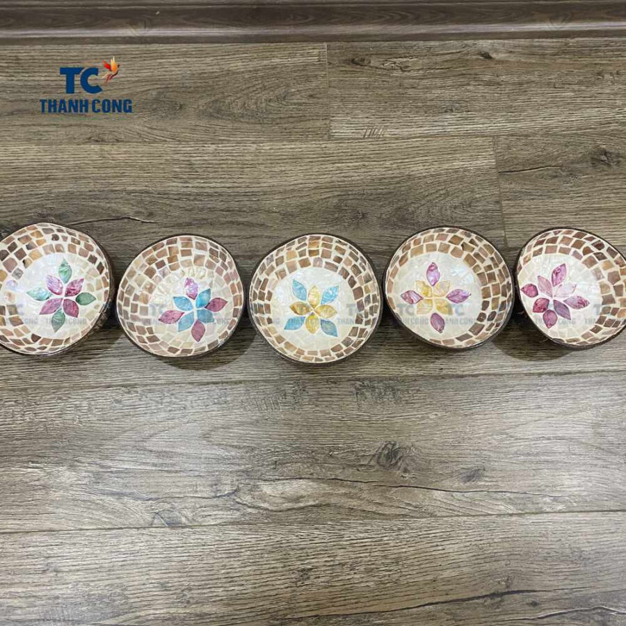 Coconut bowls with flower shape inlaid