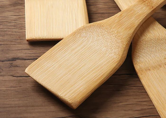 Unlike plastic, bamboo utensils are biodegradable. When bamboo utensils reach the end of their life cycle, they can decompose naturally, reducing environmental impact and decreasing the amount of plastic waste in landfills.