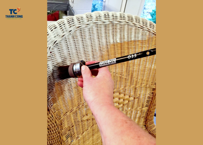 How do you prepare a wicker chair for painting
