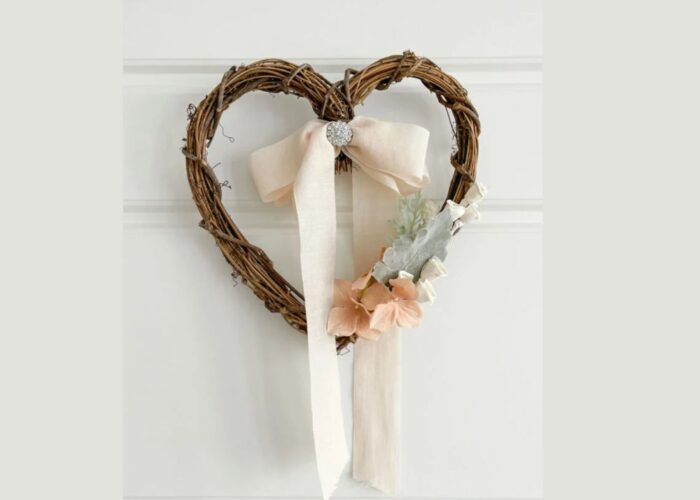 Wrap the wicker heart with fabric