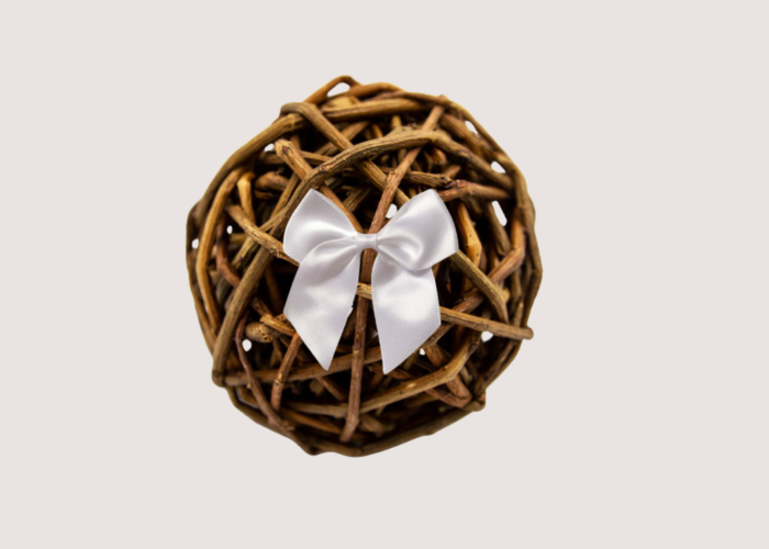 Can decorate the willow ball by tying a ribbon or twine around