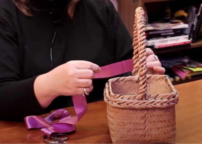How to decorate a basket with ribbon
