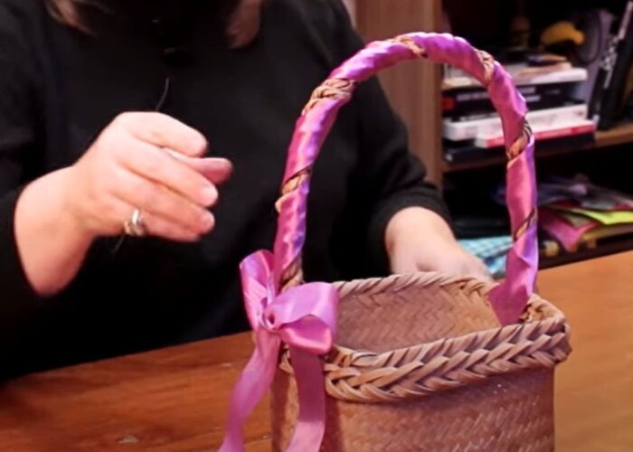 How to decorate a basket with ribbon