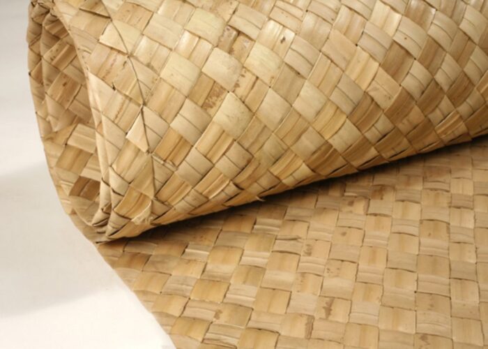 How to weave a mat from palm leaves step by step?