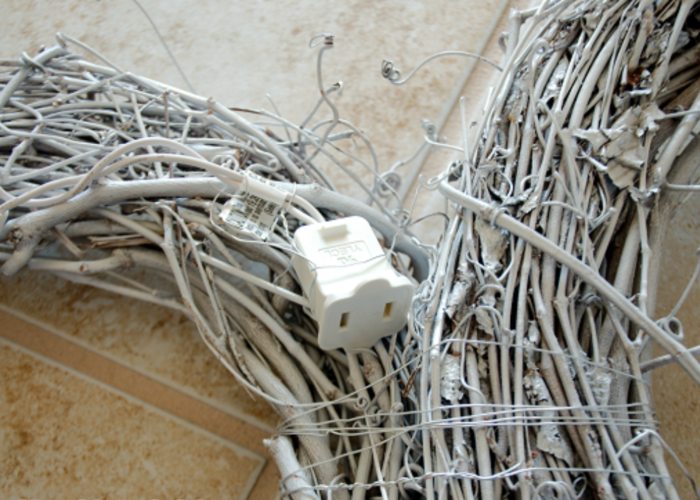 How to make a simple DIY grapevine snowman wreath How to make a simple DIY grapevine snowman wreath