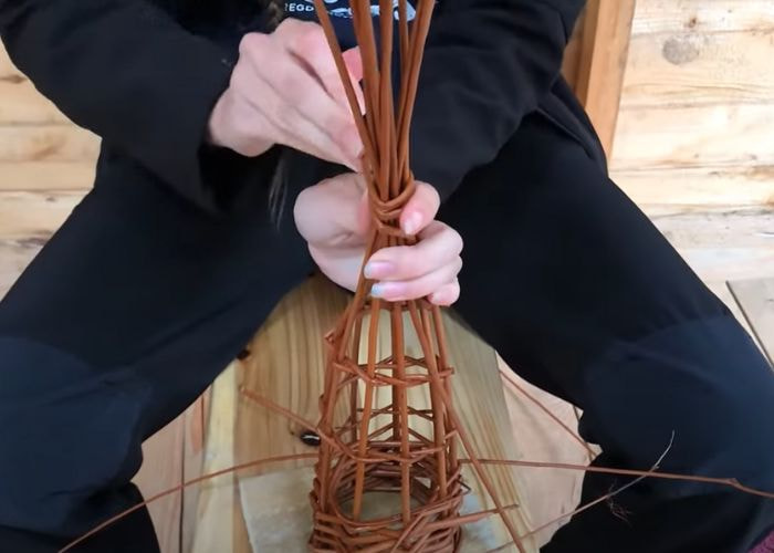 how to make a willow bird feeder, willow weaving bird feeder