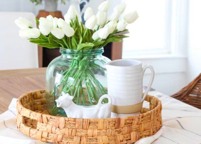 Decorate the tray with fresh flowers