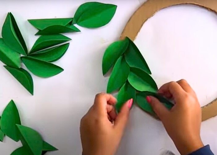 How to make a paper wreath step by step