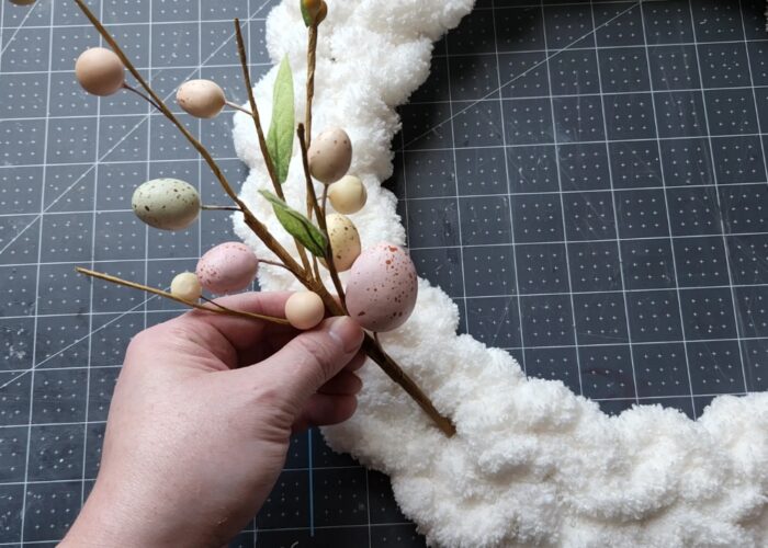How to make a yarn wreath DIY