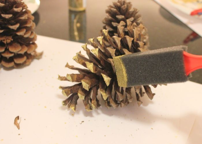 how to make pine cone place card holders