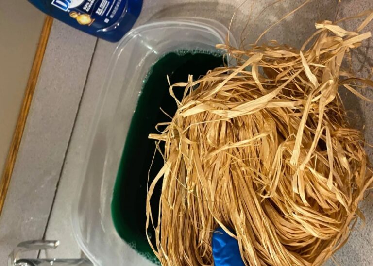 How to dye raffia naturally