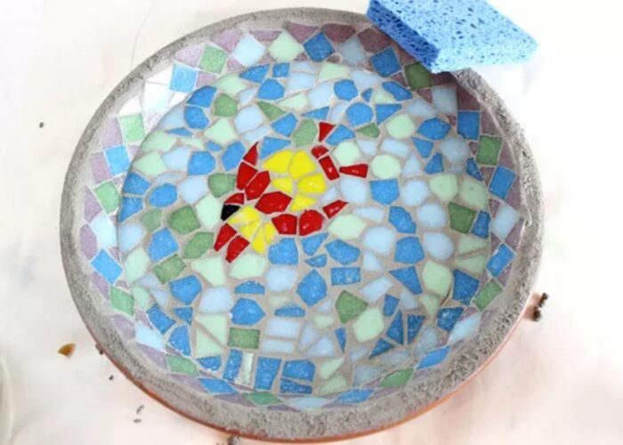 How to mosaic a concrete bird bath DIY