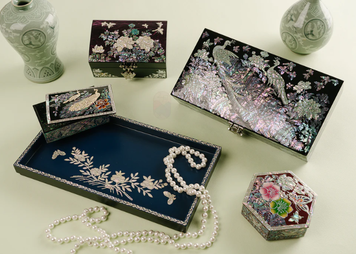 Mother of pearl interior - Sparkling light for space