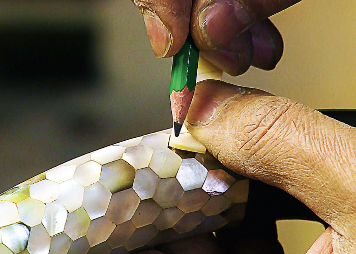 Mother of pearl interior - Sparkling light for space