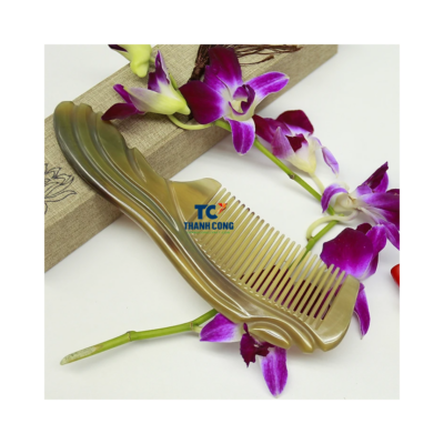 Light Brown Horn Comb With Curved Handle (TCLSHC-9014)