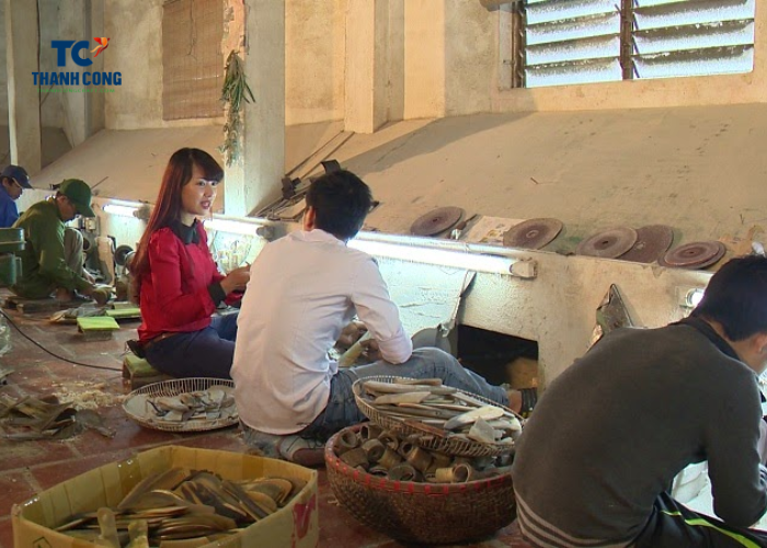 Thanh Cong Craft Horn Comb Workshop