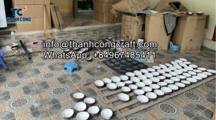 The coconut bowl after being polished and painted is dried