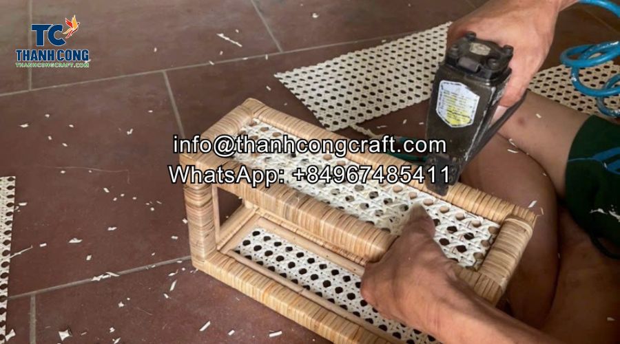 _Workers are finishing the rattan box product.