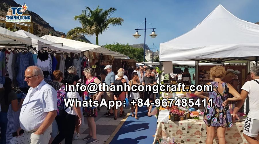 Tourist in souvenir marketi tenerife